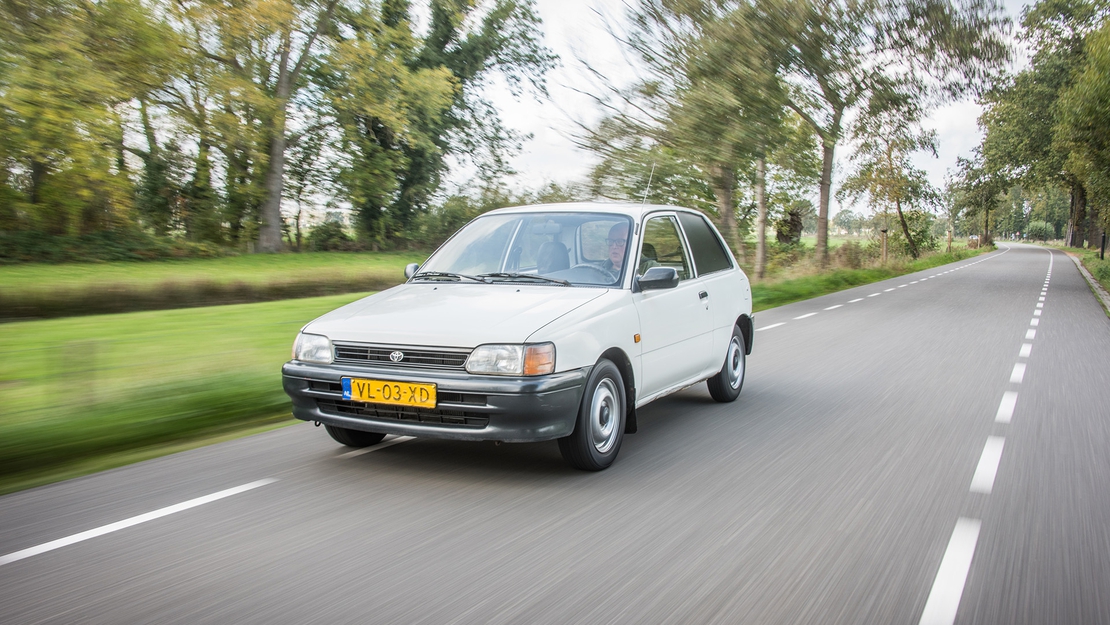 Toyota-Starlet-P8-exterieur-links-voor-wit-rijdend.jpg